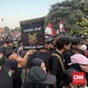 Ratusan demonstran dari Aliansi Surabaya Sadar menggelar aksi protes di Surabaya, menuntut Prabowo menetapkan karhutla sebagai bencana nasional.