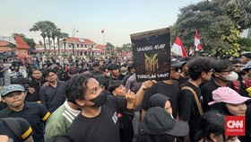 Ratusan demonstran dari Aliansi Surabaya Sadar menggelar aksi protes di Surabaya, menuntut Prabowo menetapkan karhutla sebagai bencana nasional.