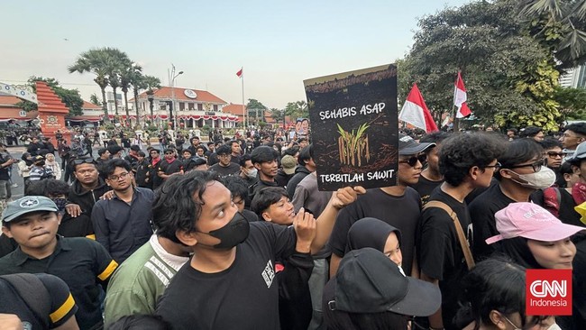 Ratusan demonstran dari Aliansi Surabaya Sadar menggelar aksi protes di Surabaya, menuntut Prabowo menetapkan karhutla sebagai bencana nasional.