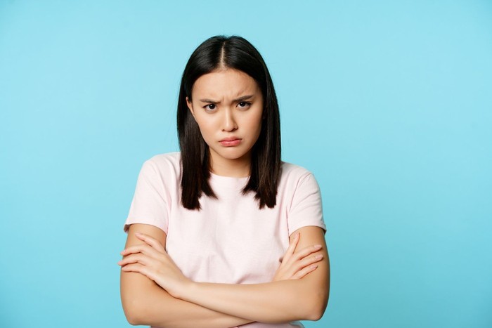 cara mengenali orang yang dibesarkan tanpa sopan santun dilihat dari ucapannya adalah mengucapkan “Mengapa aku harus meminta maaf?: