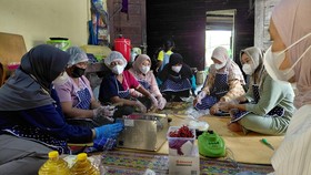 Para istri petani di kawasan transmigrasi Klamono-Segun, Papua Barat Daya memilah tomat dan cabai segar sebelum dijual serta jantung pisang yang selama ini jarang dimanfaatkan.
