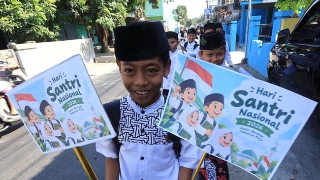 Seorang pelajar membawa poster saat mengikuti pawai Hari Santri Nasional di Kota Kediri, Jawa Timur, Kamis (22/10/2026). Pelajar dari madrasah tingkat Raudhatul Athfal (RA) dan Madrasah Ibtidaiyah (MI) mengikuti pawai tersebut yang bertema Santri Men