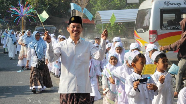 Sejumlah pelajar berpawai saat melintas di Jalan Rungkut Asri, Surabaya, Jawa Timur, Kamis (22/10/2026). Ratusan murid TK dan SD Yamastho mengikuti pawai untuk memperingati Hari Santri Nasional bertema Santri Menguatkan Negeri Menuju Indonesia Emas.