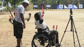 Atlet panahan Komite Paralimpiade Nasional (NPC) Indonesia Ken Swagumilang (kiri) dan Teodora Audi Ayudia Ferelly Essant (kanan) mengikuti Pemusatan Latihan Nasional (Pelatnas) di Lapangan Ngoresan, Solo, Jawa Tengah, Rabu (7/10/2026). Sebanyak tujuh
