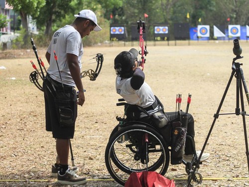 Atlet panahan Komite Paralimpiade Nasional (NPC) Indonesia Ken Swagumilang (kiri) dan Teodora Audi Ayudia Ferelly Essant (kanan) mengikuti Pemusatan Latihan Nasional (Pelatnas) di Lapangan Ngoresan, Solo, Jawa Tengah, Rabu (7/10/2026). Sebanyak tujuh