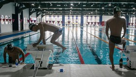 Atlet National Paralympic Committee (NPC) Indonesia cabang olahraga renang Zaki Zulkarnain (kiri), Jendi Pangabean Akmal (kedua kiri), dan Abdil Majid Rahman (kanan) menjalani Pemusatan Latihan Nasional (Pelatnas) renang di Paralympic Training Center