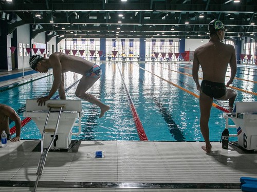 Atlet National Paralympic Committee (NPC) Indonesia cabang olahraga renang Zaki Zulkarnain (kiri), Jendi Pangabean Akmal (kedua kiri), dan Abdil Majid Rahman (kanan) menjalani Pemusatan Latihan Nasional (Pelatnas) renang di Paralympic Training Center