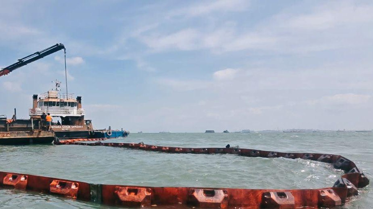 Bantu KMP Batumandi, Pertamina Tebar Oil Boom