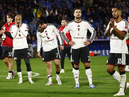 Soccer Football - UEFA Champions League - Como v Manchester United - Stadio Giuseppe Sinigaglia, Como, Italy - October 21, 2026  Manchester United's Mason Mount, Noussair Mazraoui and Diogo Dalot look dejected after the match REUTERS/Alessandro Garof