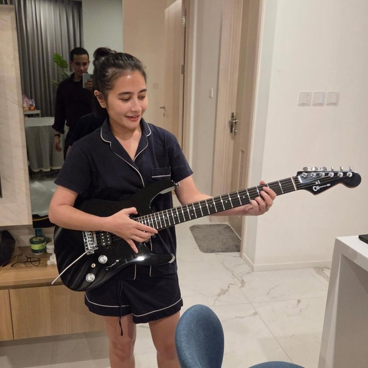 <p>Omara sendiri membagikan sisi romantisnya ke publik saat merayakan ulang tahun Prilly. Melalui unggahan di Instagram, bintang film <em>Tinggal Meninggal</em> ini mengungkap isi hati dan doanya untuk sang kekasih. "Selamat ulang tahun yang ke-30, sayang. Semoga usia ini akan menjadi usia terbaik dalam hidupmu, lebih baik dari sebelumnya, dan akan terus membaik tahun-tahun berikutnya," ungkap Omara. (Foto: Instagram @omara.esteghlal)</p>