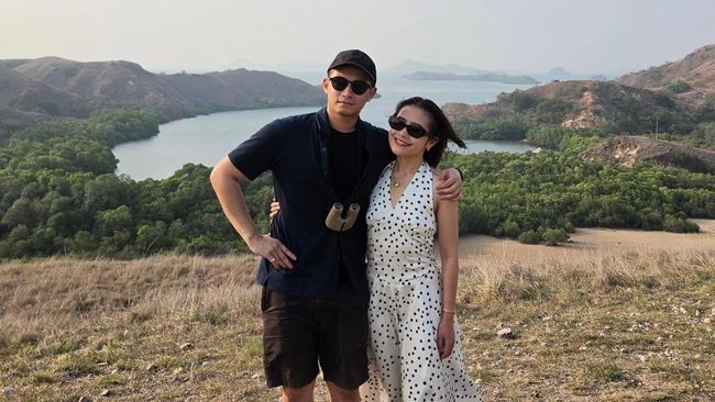 Sweet! Omara Beri Prilly Latuconsina Kado Ultah Buku Berisi Kisah Cinta Mereka yang Ditulis Sendiri
