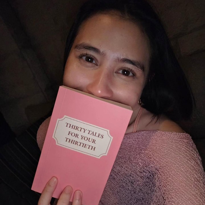 <p>Salah satu hadiah yang diberikan adalah buku. Prilly mendapatkan buku berisi kisah cintanya dengan Omara, yang ditulis sendiri oleh sang kekasih. Buku berjudul <em>Thirty Tales For Your Thirtieth'</em> ini ditulis Omara selama setahun. "Dia menulis buku ini kurang lebih satu tahun! Isinya ada 30 bab. tentang bagaimana dia melihatku, bagaimana aku hadir dalam hidupnya, dan momen-momen kecil yang ternyata punya arti besar buat dia," tulis Prilly. (Foto: Instagram @prillylatuconsina96)</p>