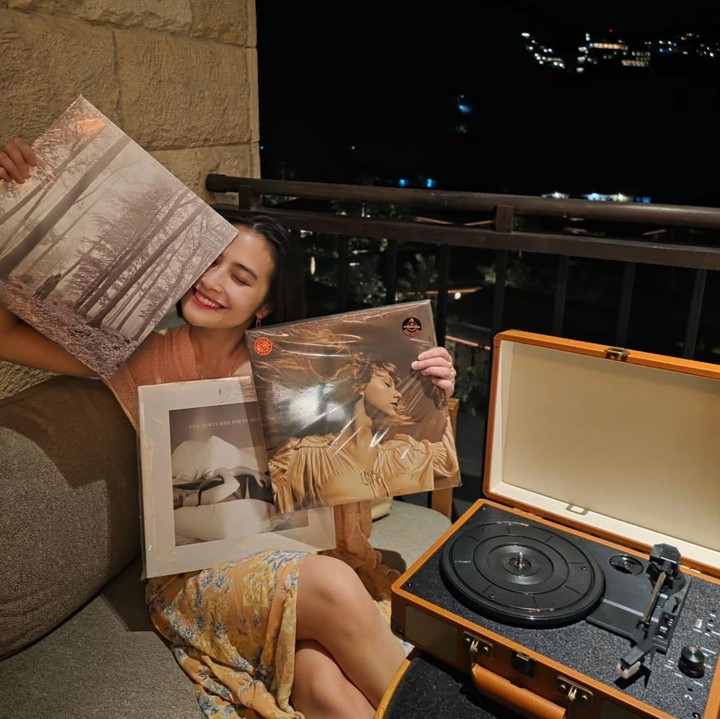 <p>Prilly mengaku tak menyangka Omara bisa menulis buku yang berisi tentang dirinya selama setahun. Bahkan menurut Prilly, kekasihnya ini bisa menuliskan detail tentang dirinya dalam sebuah buku. "Aku benar-benar tidak percaya ada orang yang bisa mengingat begitu banyak detail kecil tentang diriku, apalagi menghabiskan hampir setahun penuh untuk menuangkannya ke dalam sebuah buku," ungkap sang aktris. (Foto: Instagram @prillylatuconsina96)</p>