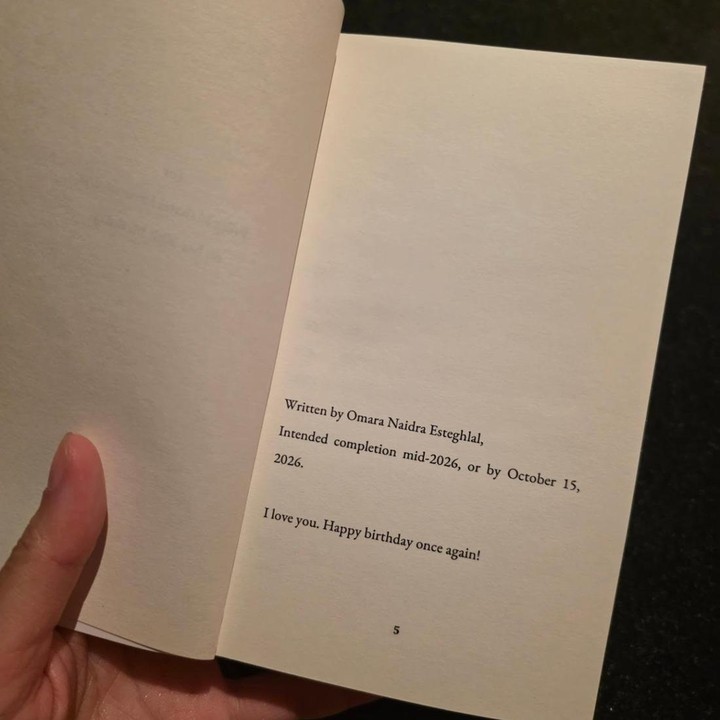 <p>Di lembar-lembar pertama buku, Omar menuliskan kalimat manis untuk Prilly. Aktor 27 tahun ini juga mengungkap rasa cintanya pada sang kekasih. "Ditulis oleh Omara Naidra Esteghlal. Penyelesaian ditargetkan pada pertengahan tahun 2026, atau paling lambat tanggal 15 Oktober 2026. Aku mencintaimu. Selamat ulang tahun sekali lagi," demikian isi tulisan tersebut. (Foto: Instagram @prillylatuconsina96)</p>