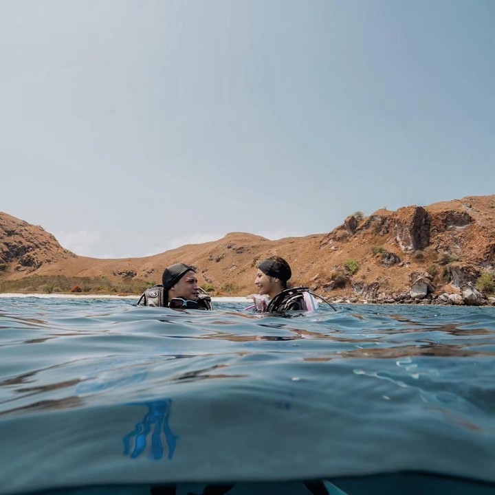 <p>Perayaan ulang tahun Prilly menjadi begitu spesial karena ia dan Omara juga sempat melakukan '<em>birthday diving trip</em>' ke Labuan Bajo. Keduanya menghabiskan waktu untuk <em>diving</em> menikmati keindahan pemandangan bawah laut. "Sudah lama banget aku pengen ke Labuan Bajo dan menghabiskan waktu untuk <em>diving</em> di sana, tapi selalu belum kesampaian. Dan tahun ini, dia mewujudkan keinginan itu," tulis Prilly. (Foto: Instagram @prillylatuconsina96)</p>