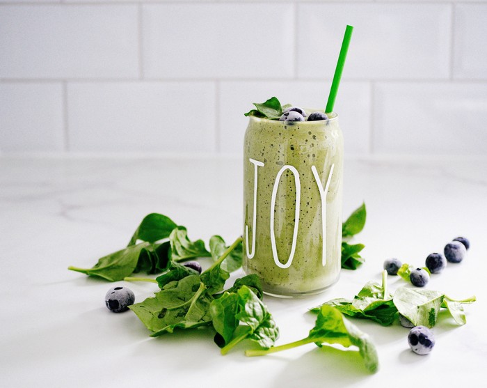 Ahli gizi merekomendasikan smoothie dari campuran bayam, blueberry, biji rami (flaxseed) bubuk, kacang kenari, dan susu kedelai tanpa pemanis. Campuran bahan ini bisa membantu mendukung kesehatan otak, jantung, dan pencernaan.