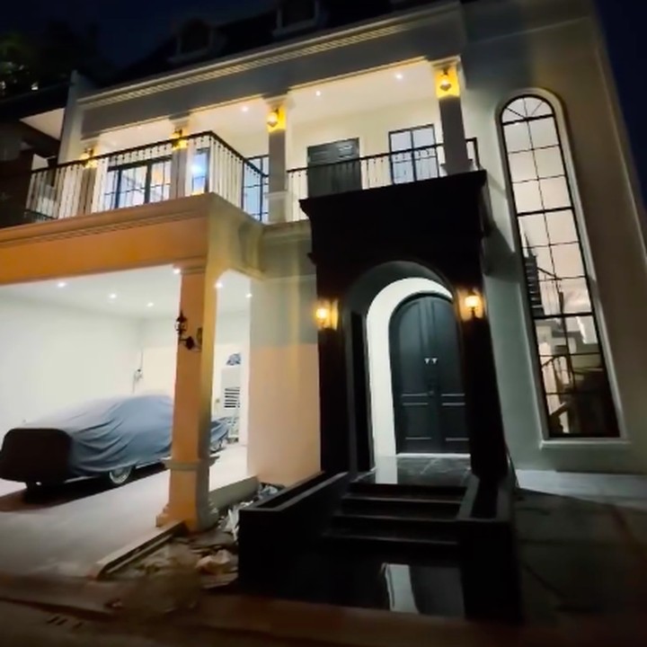 <p>Rumah milik Harris dan Haviza dibangun dua lantai dengan halaman yang tampak mewah. Keduanya menghadirkan balkon tanpa atap di atas garasi mobil yang luas. Sementara itu, di samping garasi, terdapat pintu utama dengan desain unik didominasi warna hitam dan dilengkapi beberapa undakan tangga. (Foto: Instagram @harrisvriza)</p>