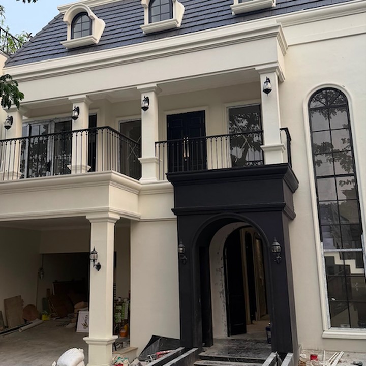 <p>Melalui unggahan di Instagram, Harris dan Haviza membagikan progres renovasi rumah mewah mereka. Baru-baru ini, keduanya mengungkap bahwa hunian impian ini telah 90 persen selesai. "<em>Alhamdulillah</em> udah 90%. <em>Bismillah</em> sedikit lagi yuk," tulis keduanya. (Foto: Instagram @harrisvriza)</p>