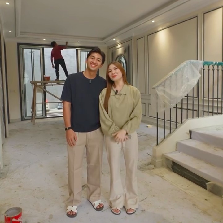<p>Pasangan artis Harris Vriza dan Haviza Devi Anjani sudah setahun lebih menikah. Setelah mengikat janji, keduanya memutuskan untuk membangun rumah impian yang mewah, Bunda. Saat ini, rumah milik Harris dan Haviza sedang direnovasi dan hampir rampung. (Foto: Instagram @harrisvriza)</p>