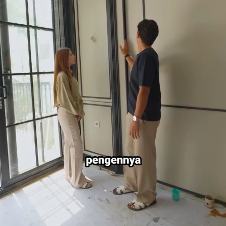 <p>Harris dan Haviza membangun rumah impian dengan konsep hotel mewah yang <em>homey</em>. Setiap sudut rumah ini dibangun dengan desain modern yang didominasi warna putih elegan. Desain rumah pasangan ini juga memadukan kemewahan klasik Inggris dengan sentuhan kontemporer. (Foto: Instagram @harrisvriza)</p>