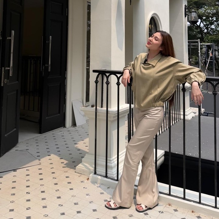 <p>Pemilihan konsep hotel yang homey ini adalah gabungan dari ide Harris dan Haviza. Keduanya punya keinginan berbeda untuk hunian tinggal, namun memutuskan untuk menggabungkannya menjadi satu konsep. "Aku tuh penginnya elegan sama mewah," kata Harris. "Kalau aku penginnya yang berasa hangat dan benar-benar homey, enggak cuma buat aku, buat kita, tapi juga buat anabul-anabul kita," ujar Haviza. (Foto: Instagram @harrisvriza)</p>