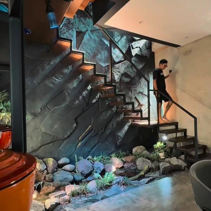 <p>Tak hanya dapur, area ruang keluarganya pun tampak menciptakan suasana yang maskulin sekaligus menyegarkan dengan konsep ruangan terbuka dengan <em>ceiling </em>tinggi, yang membuatnya terasa luas dan terang.&nbsp;(Foto: Instagram @lembuwiworojati)</p>