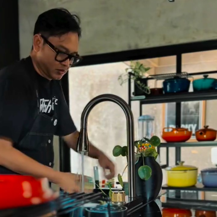 <p>Lembu kerap memperlihatkan setiap sudut rumahnya, termasuk potret dapur yang menjadi tempatnya melakukan eksperimen sehari-hari menghasilkan beragam hidangan lezat.&nbsp;(Foto: Instagram @lembuwiworojati)</p>