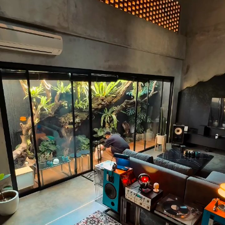 <p>Kehidupan figur publik memang tak pernah lepas dari sorotan publik. Begitu juga dengan Lembu Wiworo Jati yang kerap mencuri perhatian lewat berbagai kontennya saat di rumah. (Foto: Instagram @lembuwiworojati)</p>