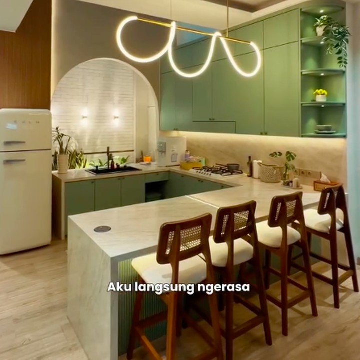 <p>Dari segi interior, rumah tersebut didominasi warna <em>earth tone</em> yang menghadirkan kesan hangat dan nyaman. Tissa mengaku pilihan ini ternyata selaras dengan karakter serta gaya hidupnya. &ldquo;Sekarang aku baru mengerti, ternyata interior memang bisa dibuat mengikuti karakter dan <em>lifestyle</em> orang yang tinggal di dalamnya,&rdquo; ungkapnya.&nbsp;(Foto: Instagram @tissabiani)</p>