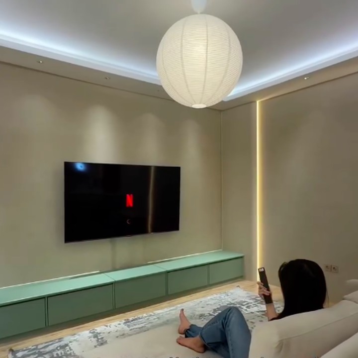 <p>Bunda, salah satu hal yang tak luput dari sorotan para artis Tanah Air adalah tempat tinggal mereka. Kali ini, rumah impian Tissa Biani mencuri perhatian berkat tampilannya yang <em>aesthetic</em>. (Foto: Instagram @tissabiani)</p>