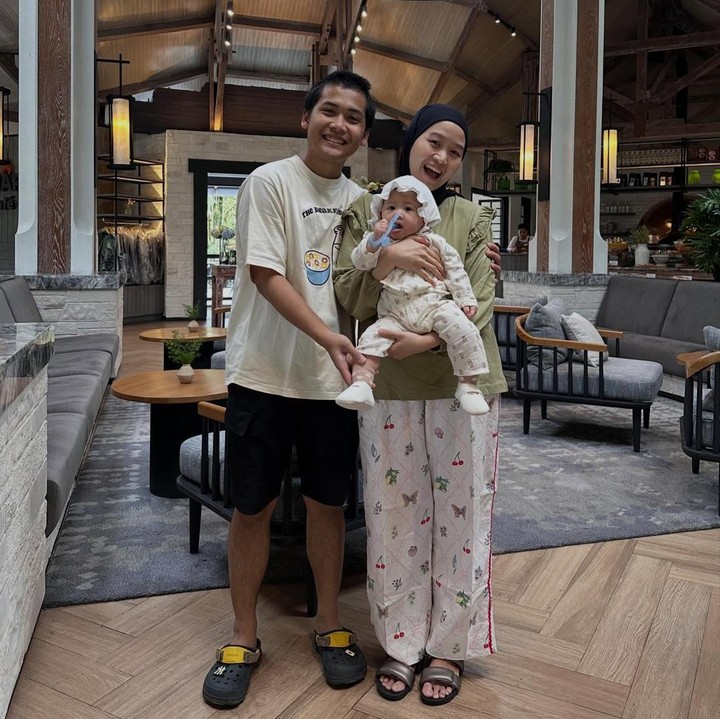 <p>Pasangan Bintang Emon dan Alca Octaviani memiliki seorang putri bernama Sabin, yang lahir pada 30 September 2025. Baru-baru ini, Bintang Emon dan Alca menggelar acara aqiqah untuk putri mereka, Bunda. (Foto: Instagram @alcaoctvn/ @bintangemon)</p>