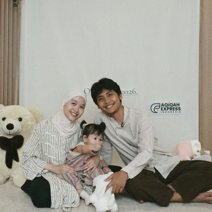 <p>Melalui unggahan di Instagram, Bintang Emon dan istri membagikan momen aqiqah yang digelar sederhana. Acara ini dilangsungkan bersamaan dengan syukuran rumah baru pasangan ini. "<em>Sabine&rsquo;s Aqiqah &amp; Housewarming &mdash;October, 2026</em>," tulis keduanya dalam <em>caption</em> unggahan. (Foto: Instagram @alcaoctvn/ @bintangemon)</p>