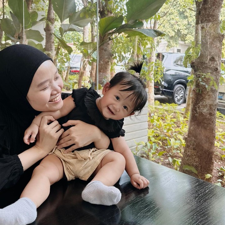 <p>Banyak netizen meninggalkan komentar tentang potret Sabin yang makin menggemaskan di usia setahun. "sabine, kamu gemeeesss amaatt," tulis akun @wi***. "cute sekali sabiiinn," ujar @al***. "Lucu banget Sabinnn," kata akun @win***. (Foto: Instagram @alcaoctvn/ @bintangemon)</p>
