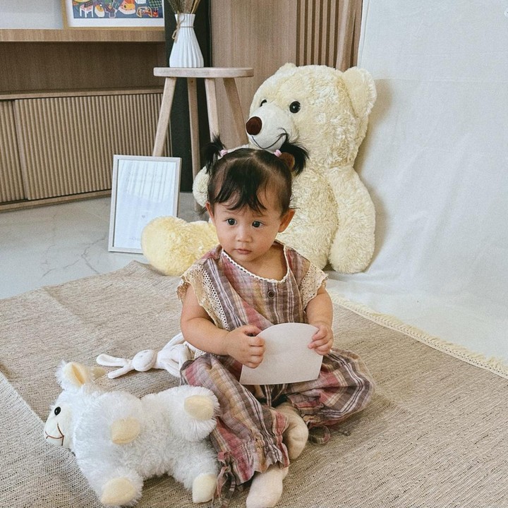 <p>Dalam acara aqiqah ini, potret gemas Sabin mencuri perhatian. Putri tunggal Bintang Emon dan Alca ini terlihat begitu menggemaskan dengan penampilan yang manis dan mengundang senyum. Sabin juga tampak lucu karena mengenakan baju terusan berwarna pastel, dengan rambut dikuncir. (Foto: Instagram @alcaoctvn/ @bintangemon)</p>