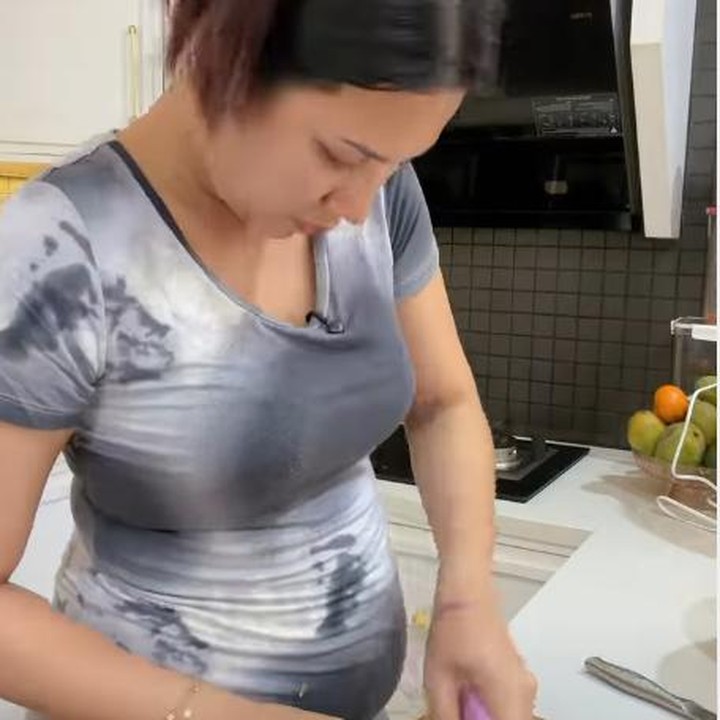 <p>Sambil menunggu daging iga presto matang, Indah menyiapkan sayuran. Perempuan 29 tahun ini menambahkan sayur kentang, wortel lalu memipihkan menjadi kecil-kecil.(Foto:@indahpermatas)</p>