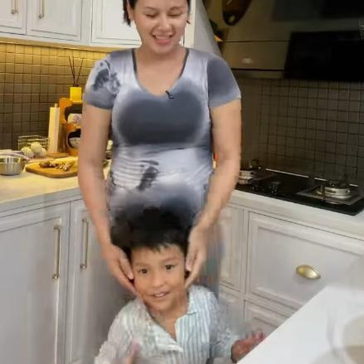 <p>Sejak hamil anak kedua, Indah Permatasari merasakan ngidam. Salah satu makanan yang dia ingin makan adalah sop iga. Melalui akun Instagram Indah memperlihatkan potret masak bareng putranya Naka.(Foto:@indahpermatas)</p>