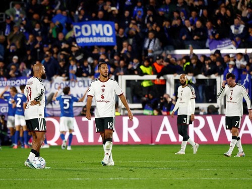 Soccer Football - UEFA Champions League - Como v Manchester United - Stadio Giuseppe Sinigaglia, Como, Italy - October 21, 2026  Manchester United's Youri Tielemans looks dejected after Jacobo Ramon scores their fourth goal REUTERS/Alessandro Garofal