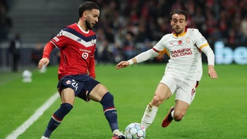 Soccer Football - UEFA Champions League - Lille v Galatasaray - Decathlon Arena Stade Pierre-Mauroy, Villeneuve-d'Ascq, France - October 21, 2026  Lille's Calvin Verdonk in action with Galatasaray's Yunus Akgun REUTERS/Stephanie Lecocq