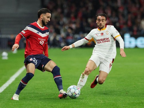 Soccer Football - UEFA Champions League - Lille v Galatasaray - Decathlon Arena Stade Pierre-Mauroy, Villeneuve-d'Ascq, France - October 21, 2026  Lille's Calvin Verdonk in action with Galatasaray's Yunus Akgun REUTERS/Stephanie Lecocq