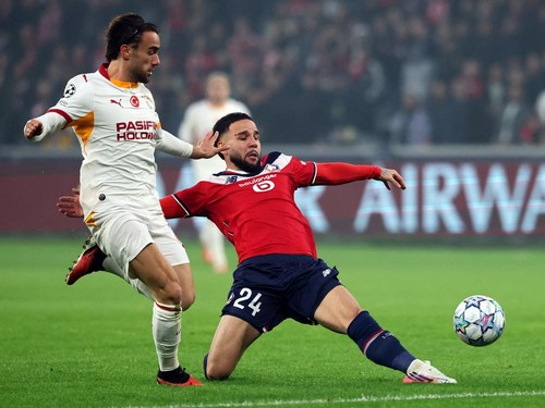 Soccer Football - UEFA Champions League - Lille v Galatasaray - Decathlon Arena Stade Pierre-Mauroy, Villeneuve-d'Ascq, France - October 21, 2026  Galatasaray's Yunus Akgun in action with Lille's Calvin Verdonk REUTERS/Stephanie Lecocq