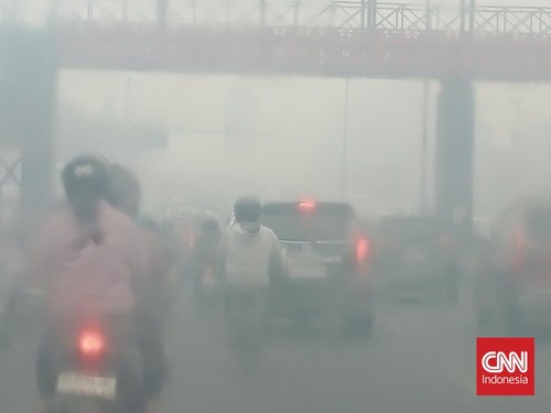 Tebalnya kabut asap akibat kebakaran hutan dan lahan (karhutla) di sejumlah wilayah Sumatera Selatan membuat warga Palembang beranggapan seolah berada di atas awan, Kamis (22/10/2026) pagi.Seluruh jalan perkotaan ditutupi kabut asap tebal, bahkan jar