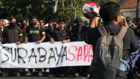 Demonstran di Surabaya  menyampaikan berbagai aspirasi, salah satunya terkait karhutla. ANTARA FOTO/Didik Suhartono/wsj.