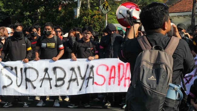 Demonstran di Surabaya  menyampaikan berbagai aspirasi, salah satunya terkait karhutla. ANTARA FOTO/Didik Suhartono/wsj.