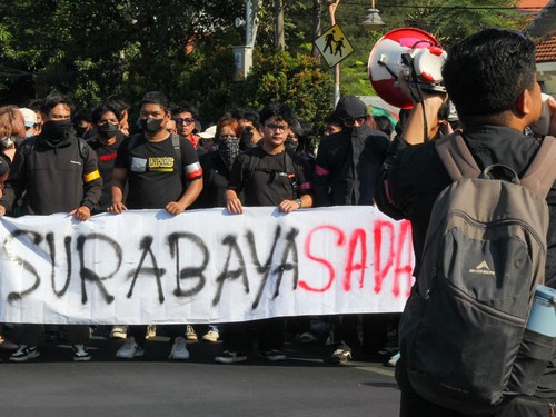 Demonstran di Surabaya  menyampaikan berbagai aspirasi, salah satunya terkait karhutla. ANTARA FOTO/Didik Suhartono/wsj.
