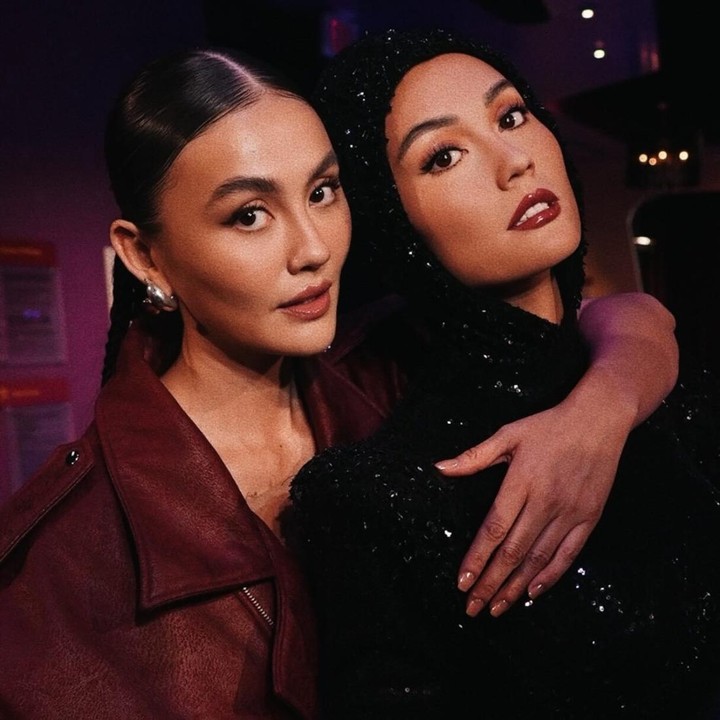 <p>Agnez Mo memang tengah naik daun di dunia hiburan Hollywood, Bunda. Setelah lama merintis karier sebagai penyanyi di sana, Agnez baru-baru ini memutuskan untuk fokus berakting kembali. Pada Agustus lalu, Agnez dipercaya membintangi serial <em>Reacher season 4</em> bersama aktor Alan Ritchson. Baru-baru ini, Agnez mengumumkan bahwa dirinya akan melakukan debut film panjang berjudul <em>C.L.A.Y.</em> bersama aktor terkenal Nicolas Cage dan Michael Sheen. (Foto: Instagram @agnezmo)</p>