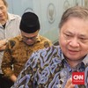 Menteri Koordinator Bidang Perekonomian Airlangga Hartarto di kantor Kemenko Perekonomian, Jakarta Pusat, Jumat (23/10).