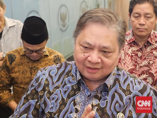 Menteri Koordinator Bidang Perekonomian Airlangga Hartarto di kantor Kemenko Perekonomian, Jakarta Pusat, Jumat (23/10).