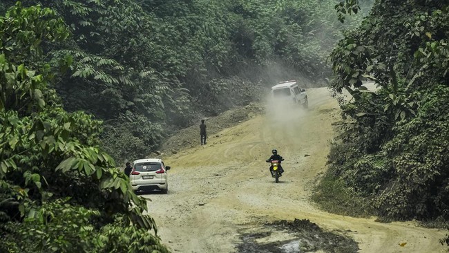 Sejumlah kendaraan melintasi jalan utama Tering-Long Bagun, Mahakam Ulu, Kalimantan Timur, Jumat (23/10/2026).