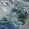 Satelit NOAA-20 menggunakan instrumen Visible Infrared Imaging Radiometer Suite (VIIRS) berhasil merekam kepulan asap tebal dari bagian selatan Pulau Papua pada 11 Oktober 2026