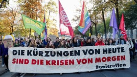 Sekitar 50 ribu warga Austria turun ke jalan menentang pemotongan anggaran pendidikan oleh pemerintah, Kamis (22/10).